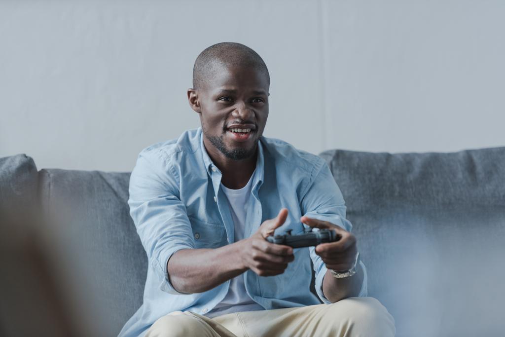 Uomo afroamericano che gioca con il joystick
 - Foto, immagini