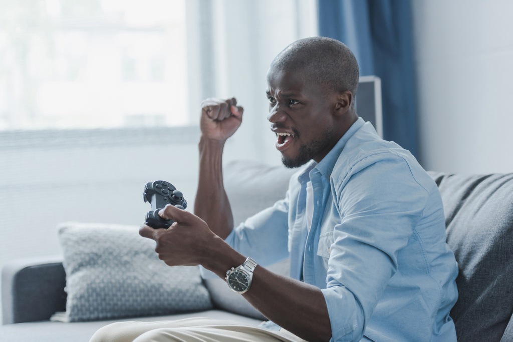 Afrikanisch-amerikanischer Mann spielt mit Steuerknüppel - Foto, Bild