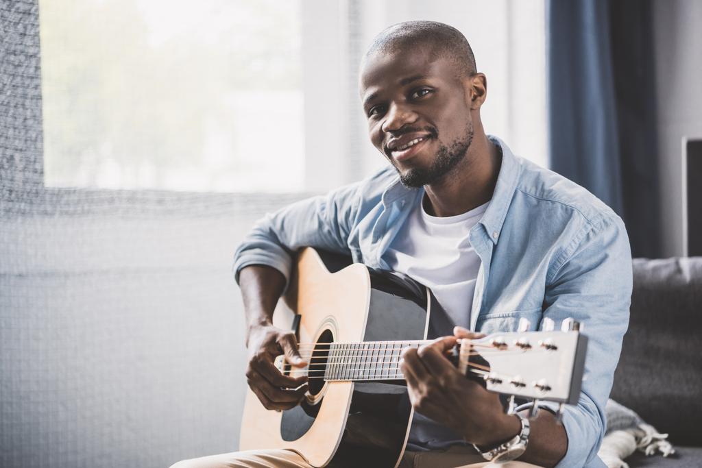 Afrykański Amerykanin z gitarą - Zdjęcie, obraz