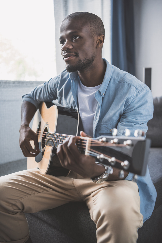 афроамериканський чоловік з гітарою
 - Фото, зображення