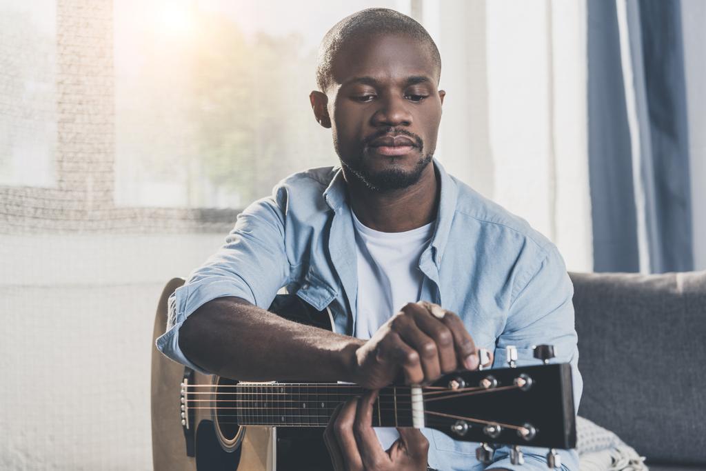 africano americano homem com guitarra - Foto, Imagem