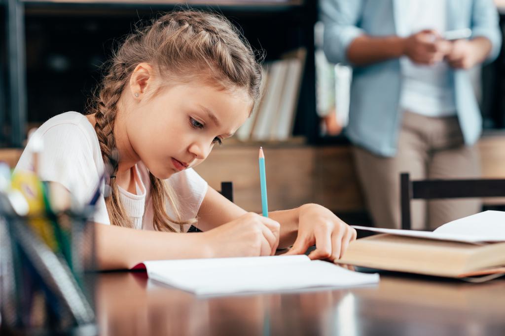 bambina scrivere compiti a casa - Foto, immagini
