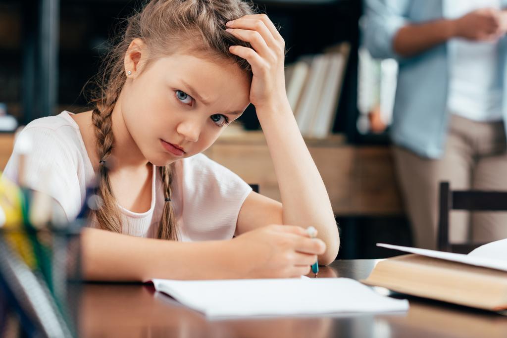 mała dziewczynka pisząca pracę domową - Zdjęcie, obraz