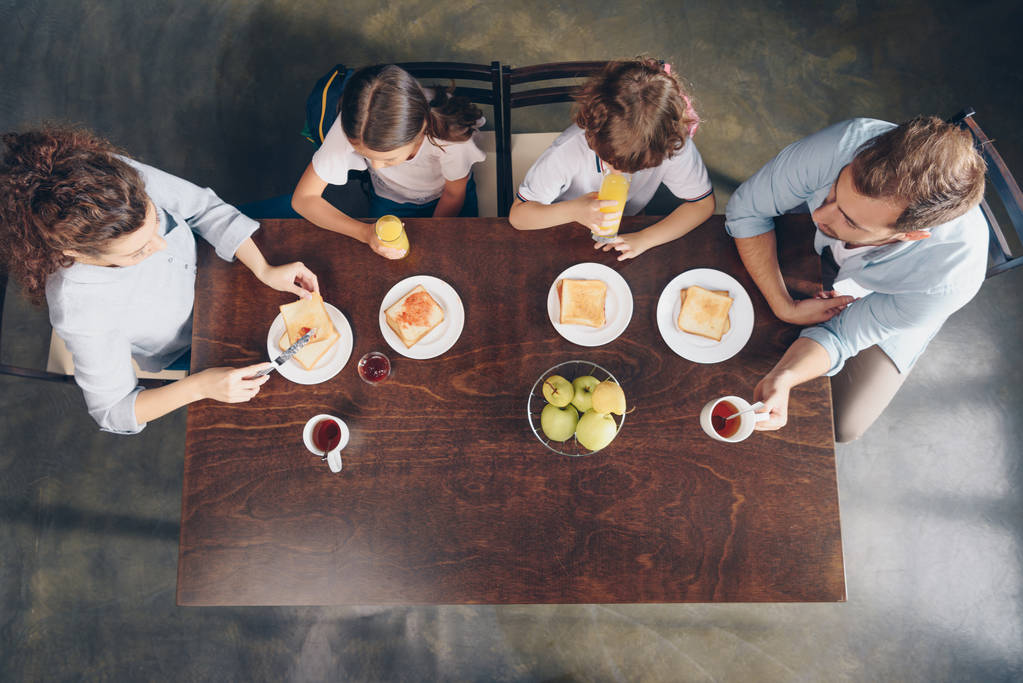 Счастливая семья завтракает
 - Фото, изображение