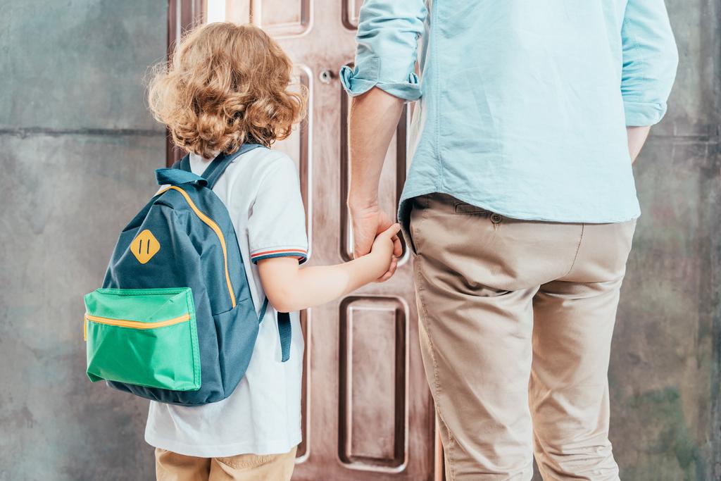 Vater und Sohn gehen zur Schule - Foto, Bild