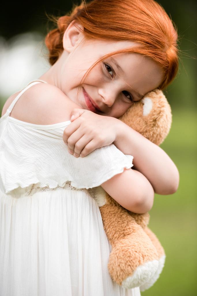 roodharige meisje met teddybeer - Foto, afbeelding