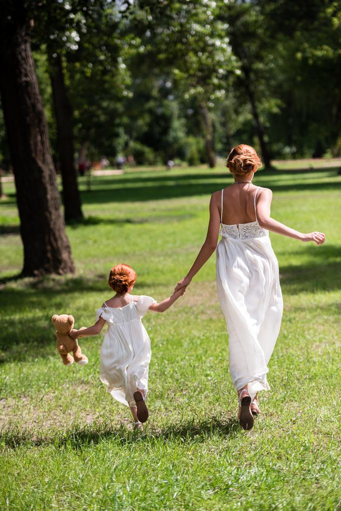 moeder en dochter wandelen in het park - Foto, afbeelding
