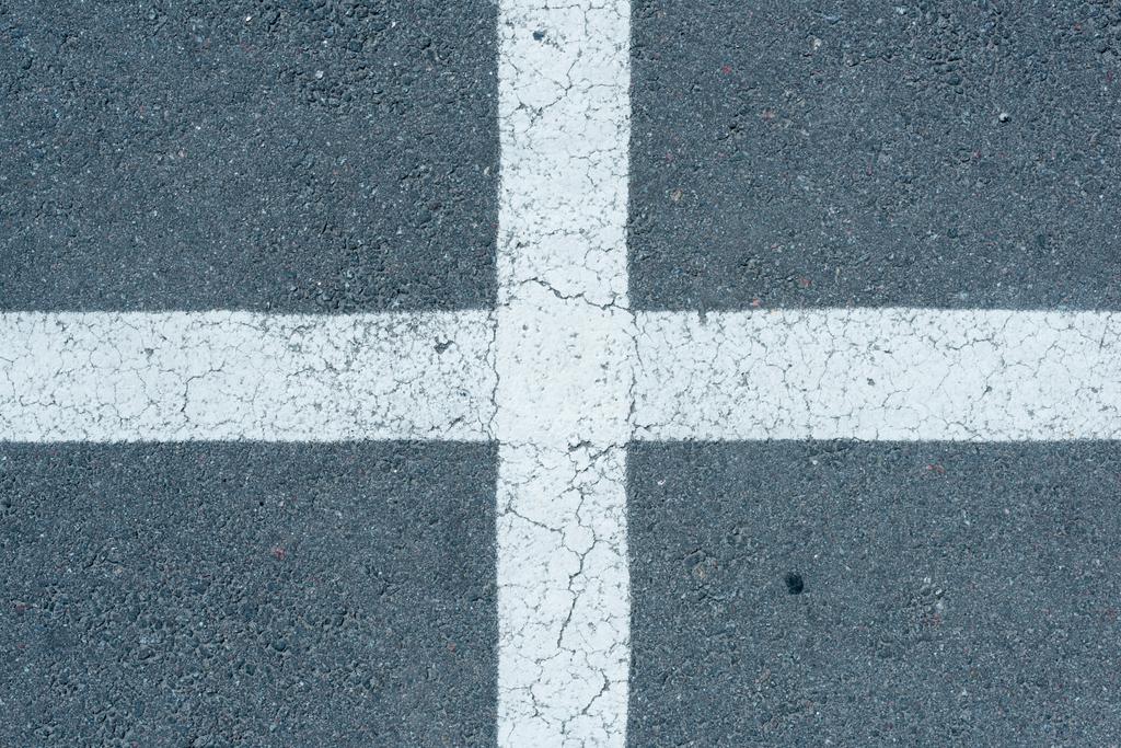 белые парковочные линии на автостраде
 - Фото, изображение