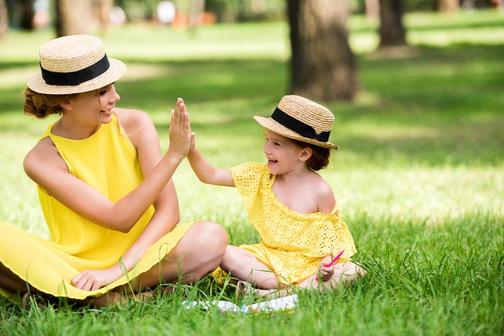Äiti ja tytär leikkivät puistossa
  - Valokuva, kuva