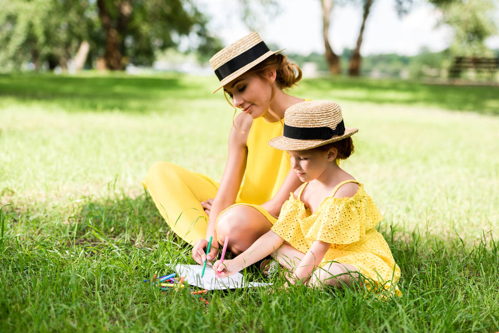 мати і дочка малюють в парку
 - Фото, зображення