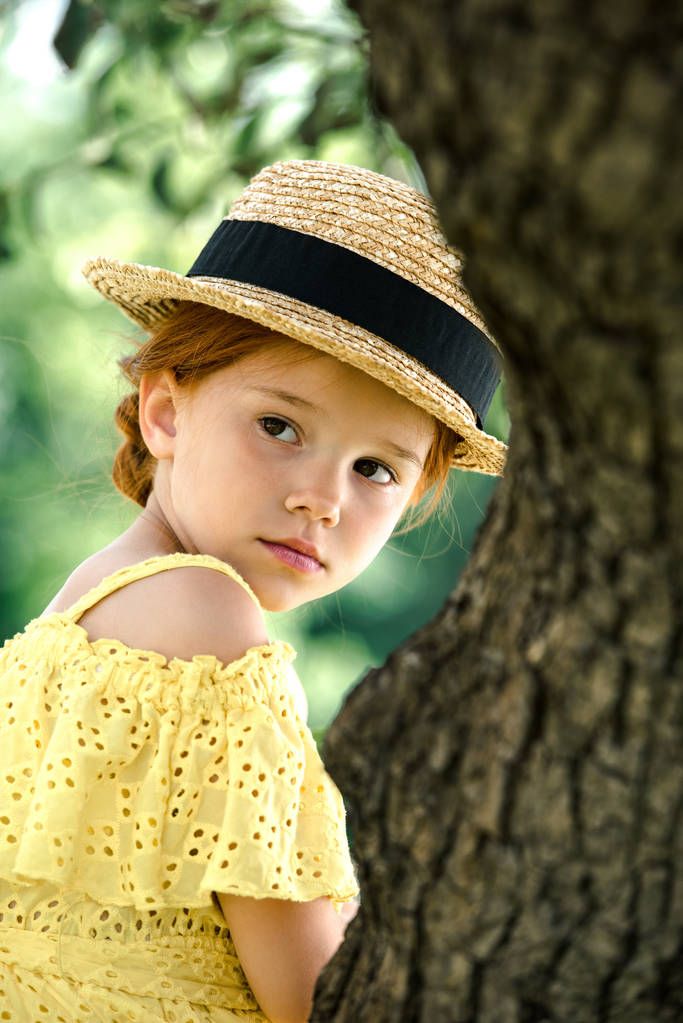 hermosa chica en sombrero de paja
 - Foto, imagen