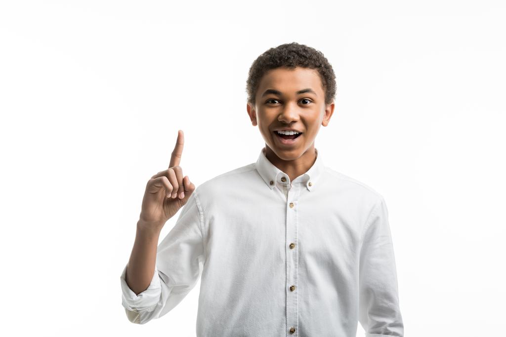 Αφρικανικός Αμερικανός έφηβος δείχνει με το δάχτυλο προς τα επάνω - Φωτογραφία, εικόνα