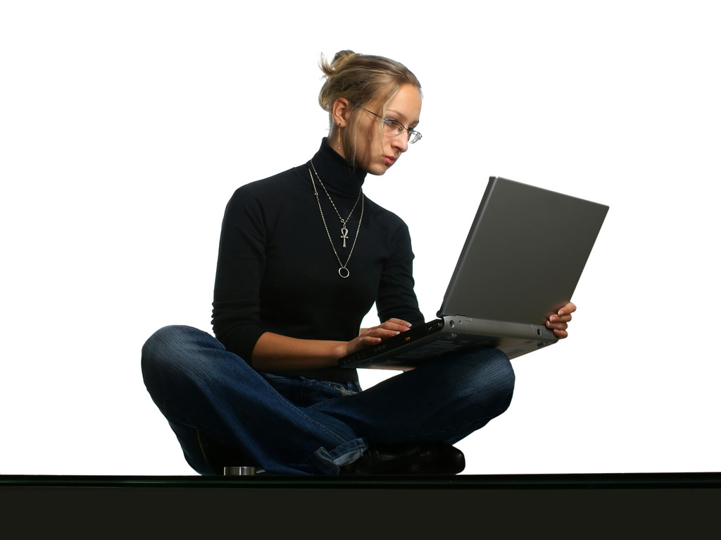 jonge dame met laptop - Foto, afbeelding