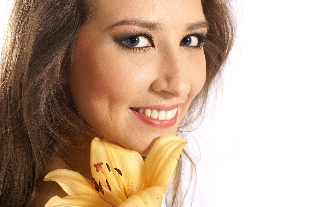 ユリの花を持つ若い美しい女性 - 写真・画像