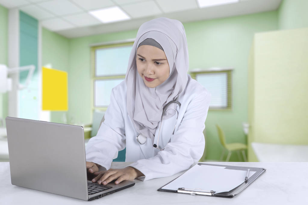 Muslimi lääkäri käyttää kannettavaa sairaalassa
 - Valokuva, kuva