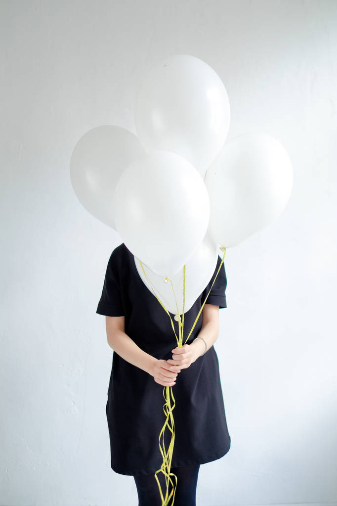 Kobieta z bliska gospodarstwa balony - Zdjęcie, obraz