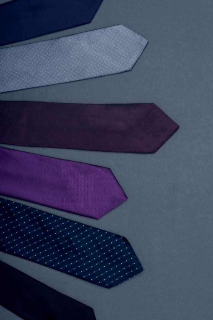 Verschiedene Krawatten arrangiert - Foto, Bild
