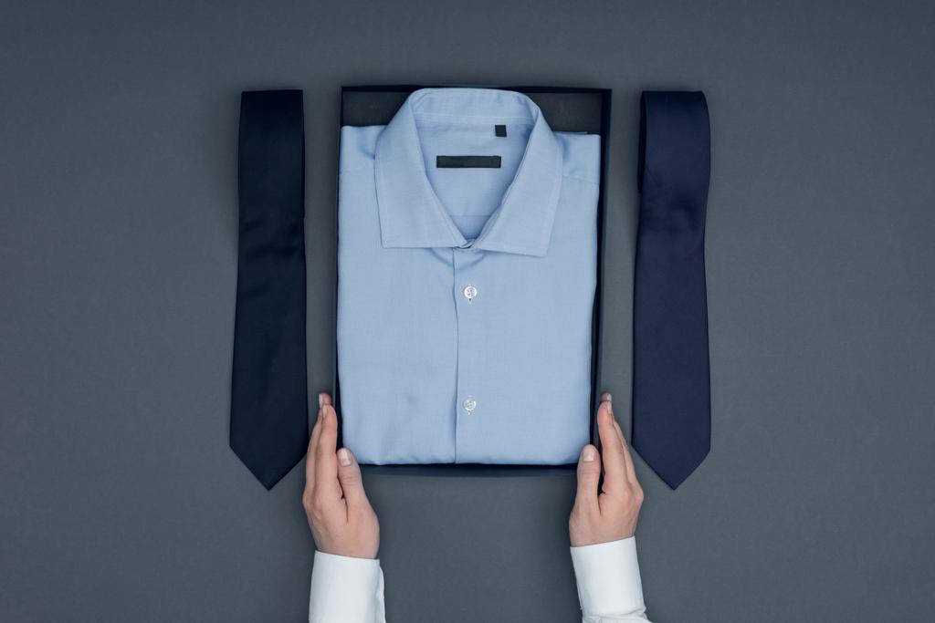 tailleur avec chemise en boîte et cravates
  - Photo, image