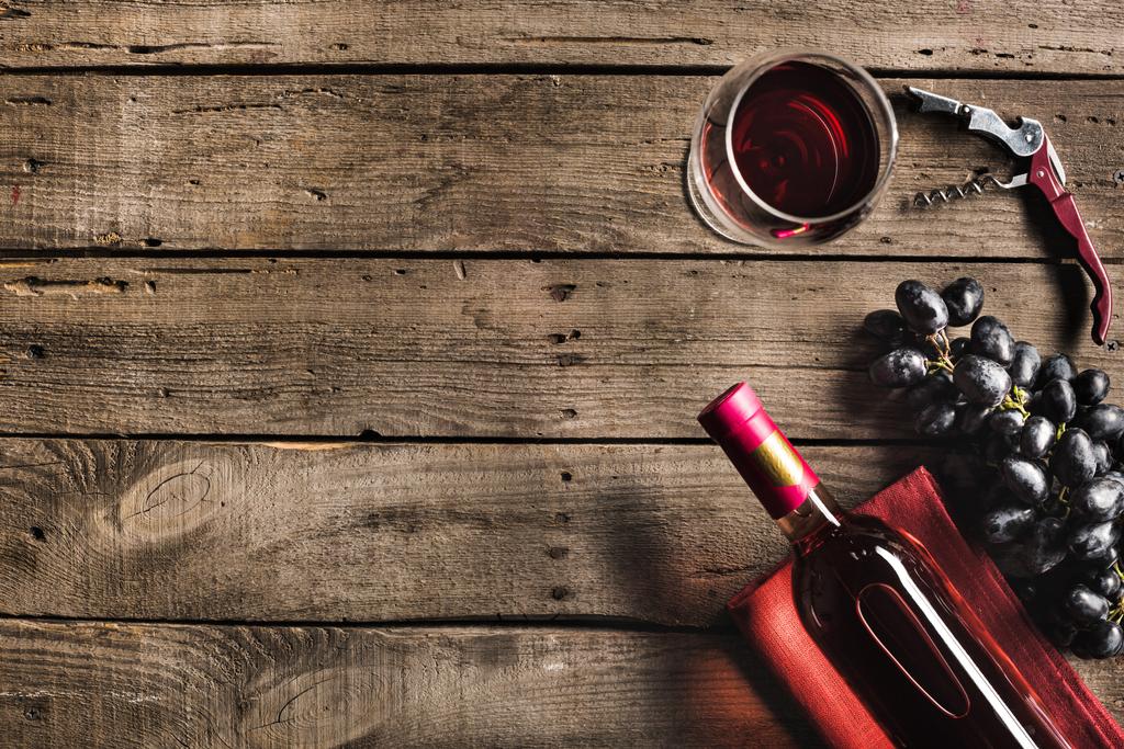 бутылка вина, бокал вина и виноград
 - Фото, изображение