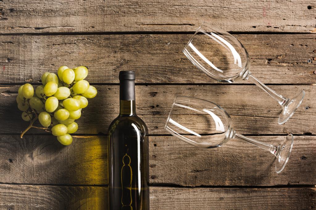 біле вино з келихами і виноградом
  - Фото, зображення