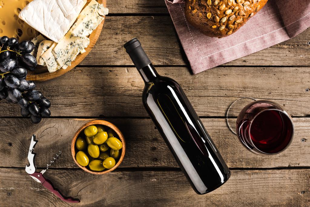 viini, leipä, oliivit ja juusto
 - Valokuva, kuva