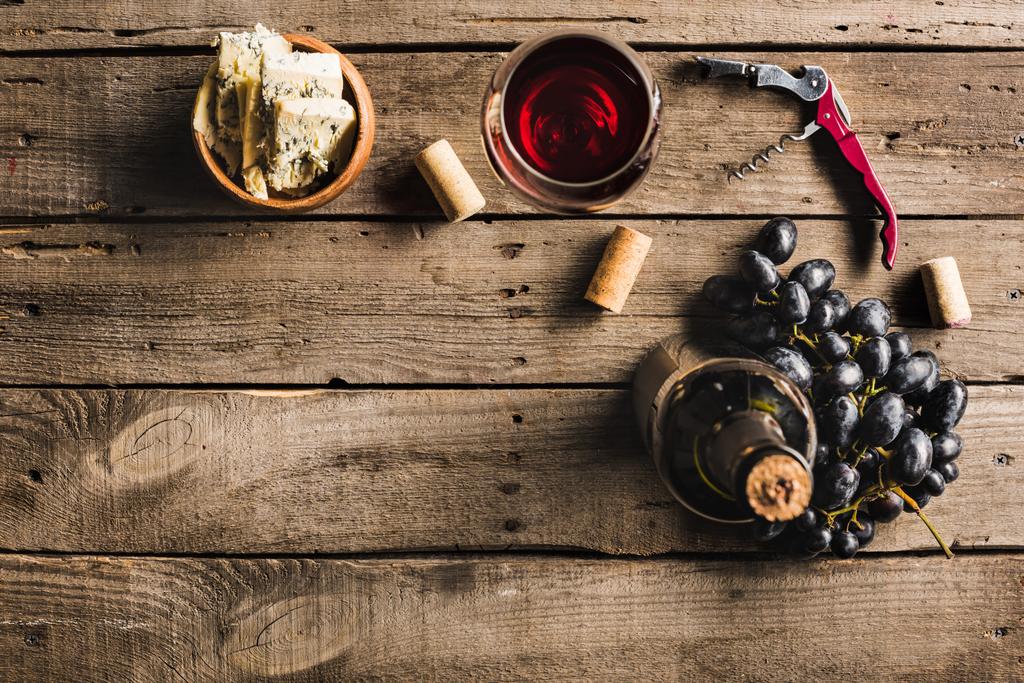 bouteille de vin, verre à vin et raisins
 - Photo, image