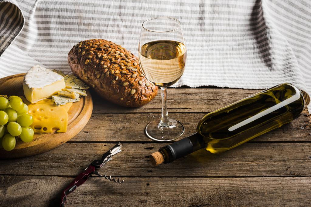 fehér bor, kenyeret és sajtot    - Fotó, kép