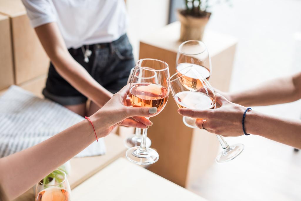 naiset clking viinilasien kanssa
  - Valokuva, kuva