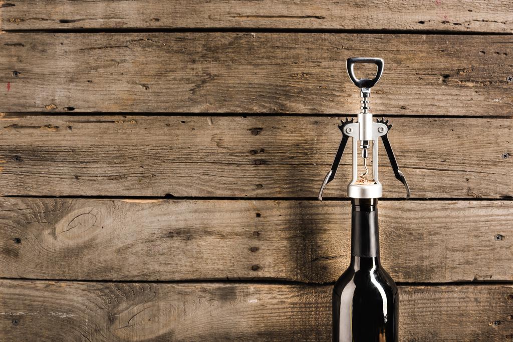 пляшка червоного вина і шпори
 - Фото, зображення