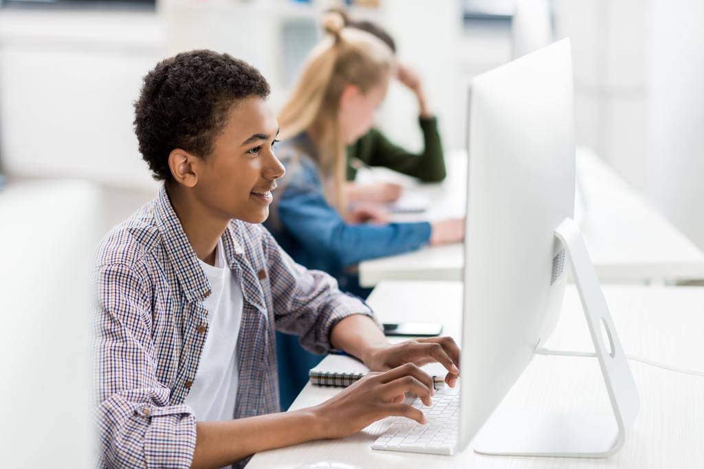 Африканский американский подросток, работающий за компьютером
 - Фото, изображение