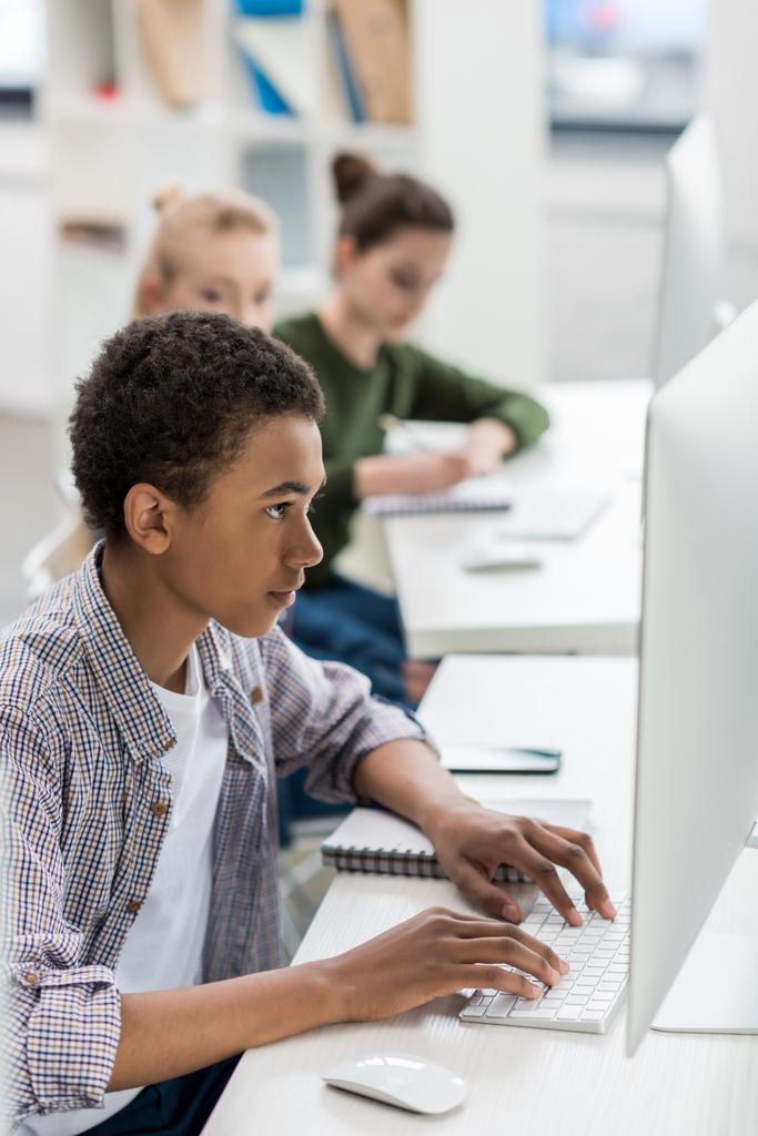 Afryki amerykański nastolatek działa na komputerze - Zdjęcie, obraz