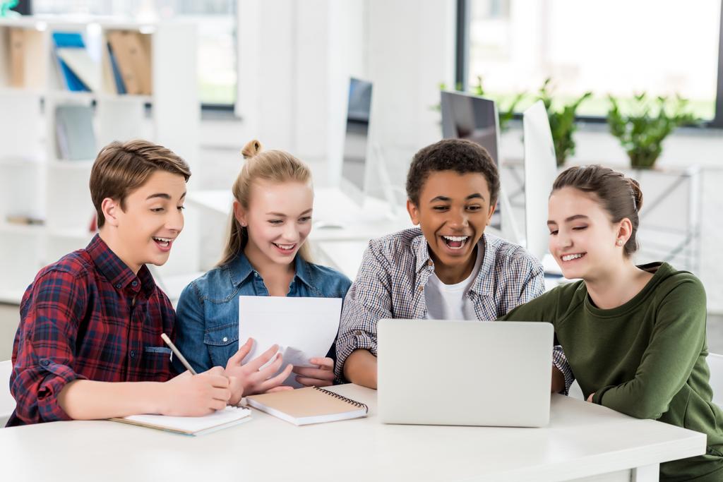 adolescentes multiétnicos utilizando el ordenador portátil
 - Foto, imagen