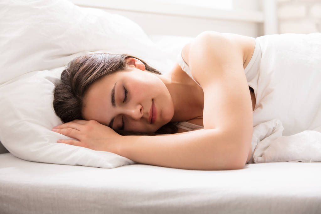 Femme dormant sur le lit - Photo, image