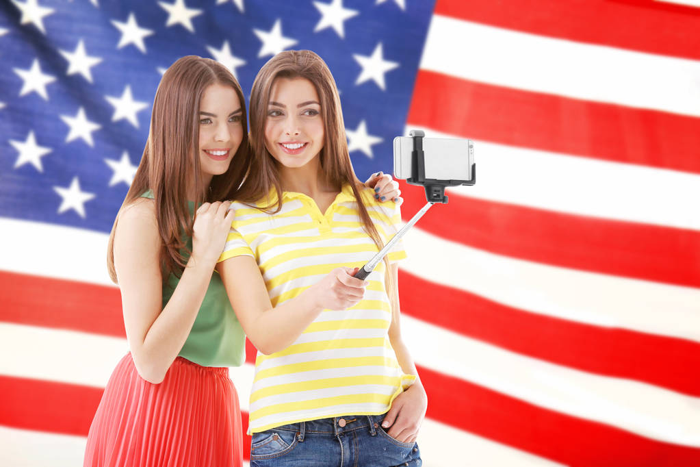 Amis tacking selfie et drapeau des États-Unis sur fond
 - Photo, image