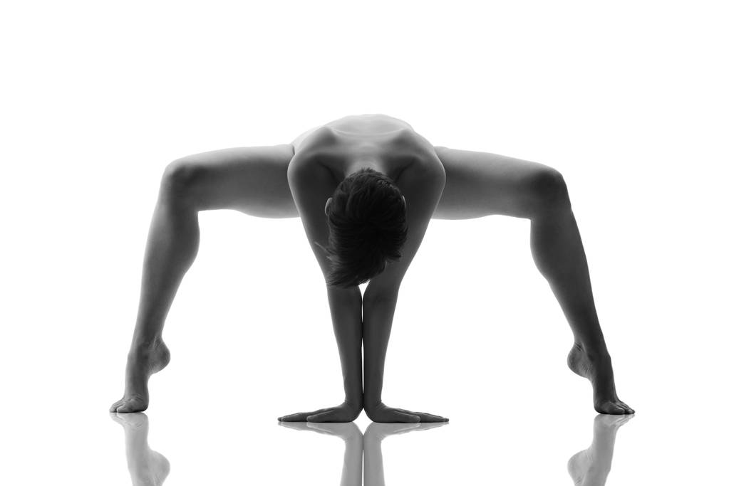Nuori alaston nainen tekee jooga liikuntaa
 - Valokuva, kuva