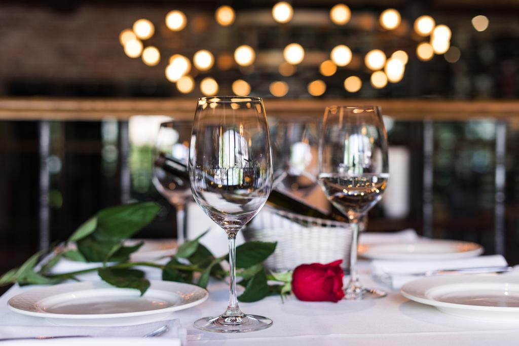 Rózsa virág borral asztalnál az étteremben - Fotó, kép