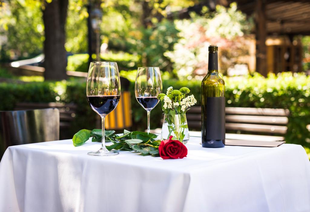 το τριαντάφυλλο με κρασί στο τραπέζι στο εστιατόριο - Φωτογραφία, εικόνα