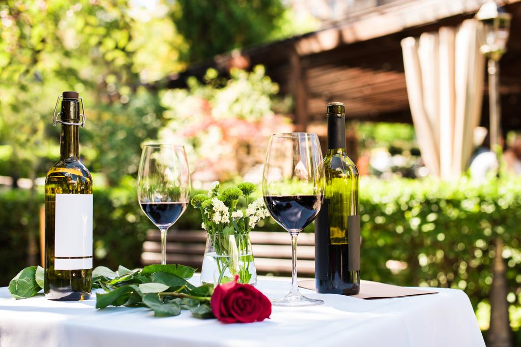 rosa flor com vinho à mesa no restaurante
 - Foto, Imagem