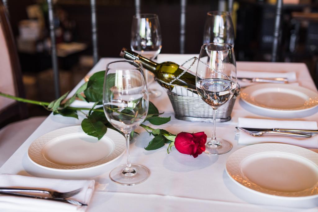 Şarap restoran masada ile gül çiçek - Fotoğraf, Görsel