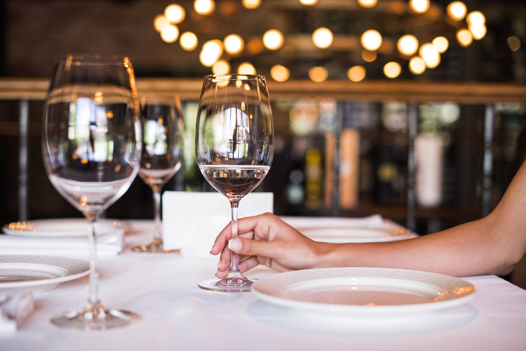 femme avec vin blanc au restaurant
 - Photo, image