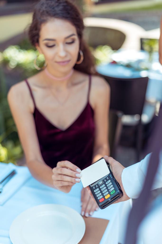 Жінка використовує безконтактну кредитну картку
  - Фото, зображення
