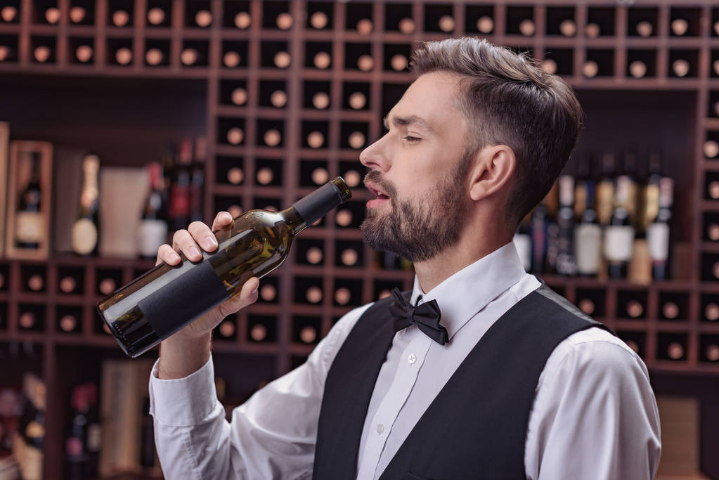 Cameriere bere vino
  - Foto, immagini