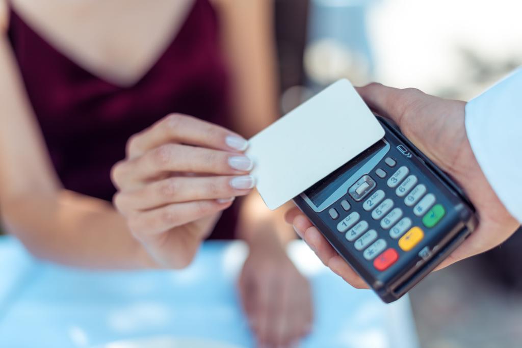 Femme utilisant une carte de crédit sans contact
  - Photo, image