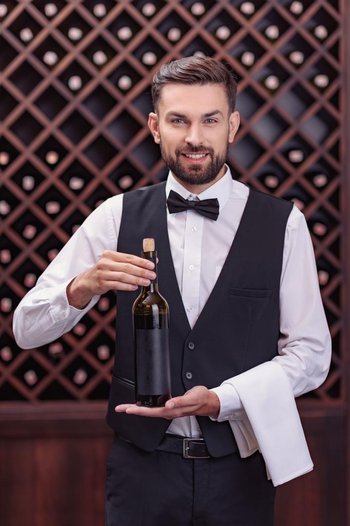 ソムリエ ワインのボトル - 写真・画像