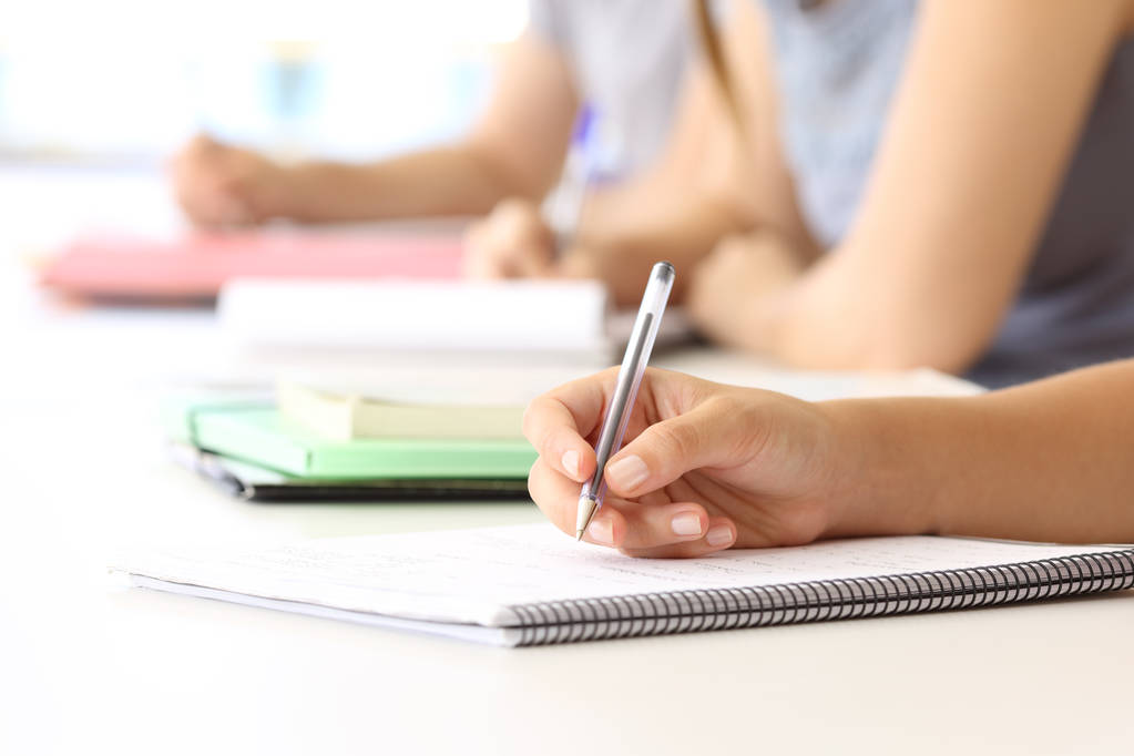 Öğrenci el bir sınıfta not alma - Fotoğraf, Görsel