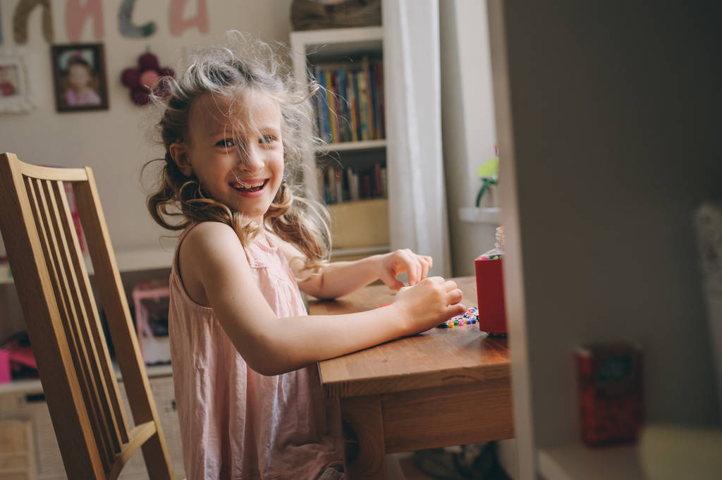 onun odasına evde mozaik oynamaktan mutlu çocuk kız - Fotoğraf, Görsel