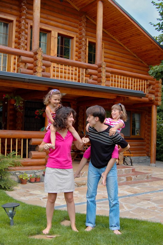 usmívající se rodina poblíž dřevěný dům - Fotografie, Obrázek