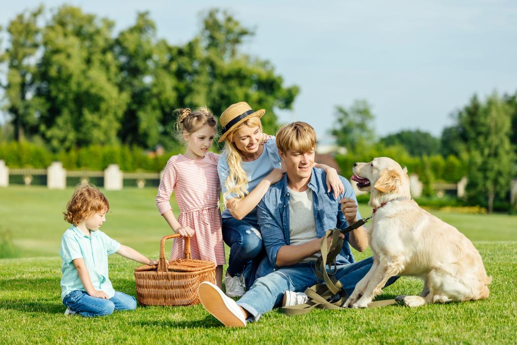ピクニックで犬連れのご家族 - 写真・画像