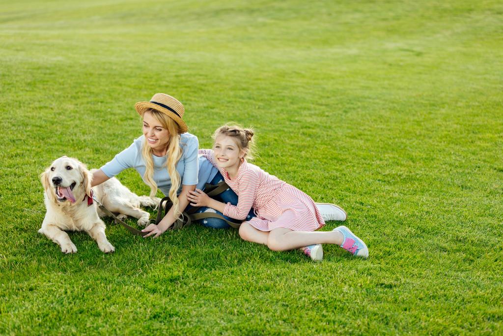 Anne ve kızı ile köpek park - Fotoğraf, Görsel
