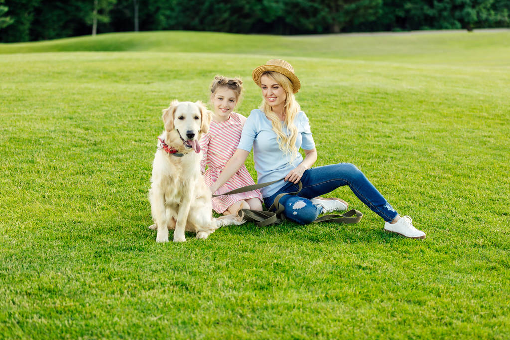 madre e figlia con cane al parco
 - Foto, immagini